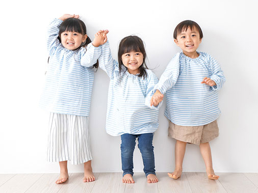 スモックを着た3人の子供