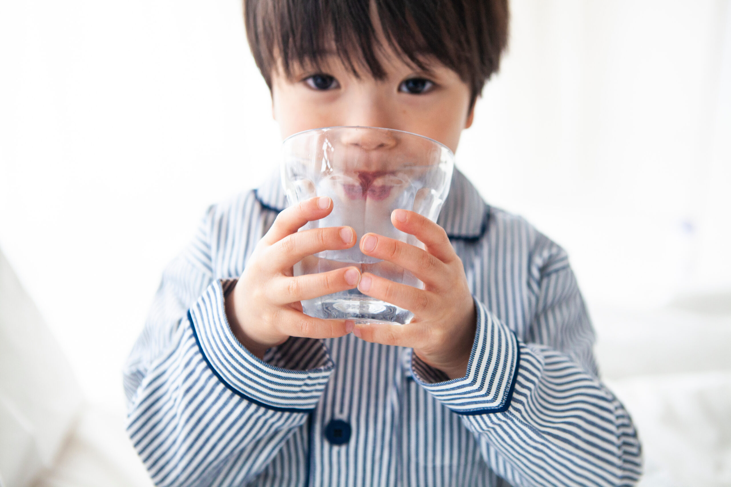 水を飲む男の子