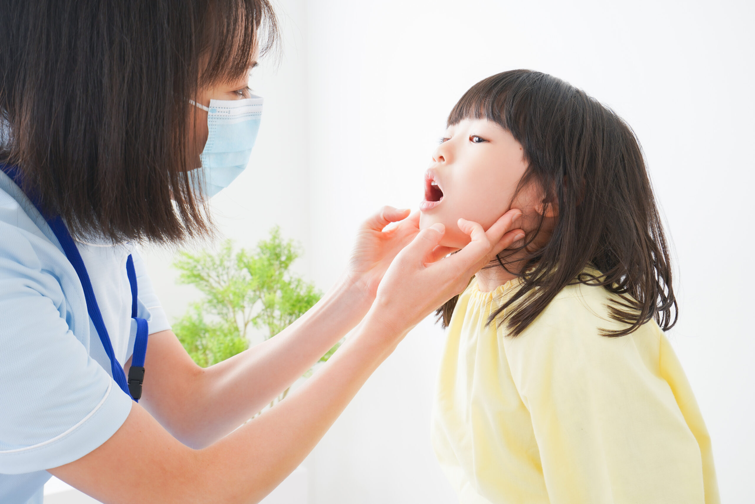 歯医者さんに治療をしてもらう小さな女の子